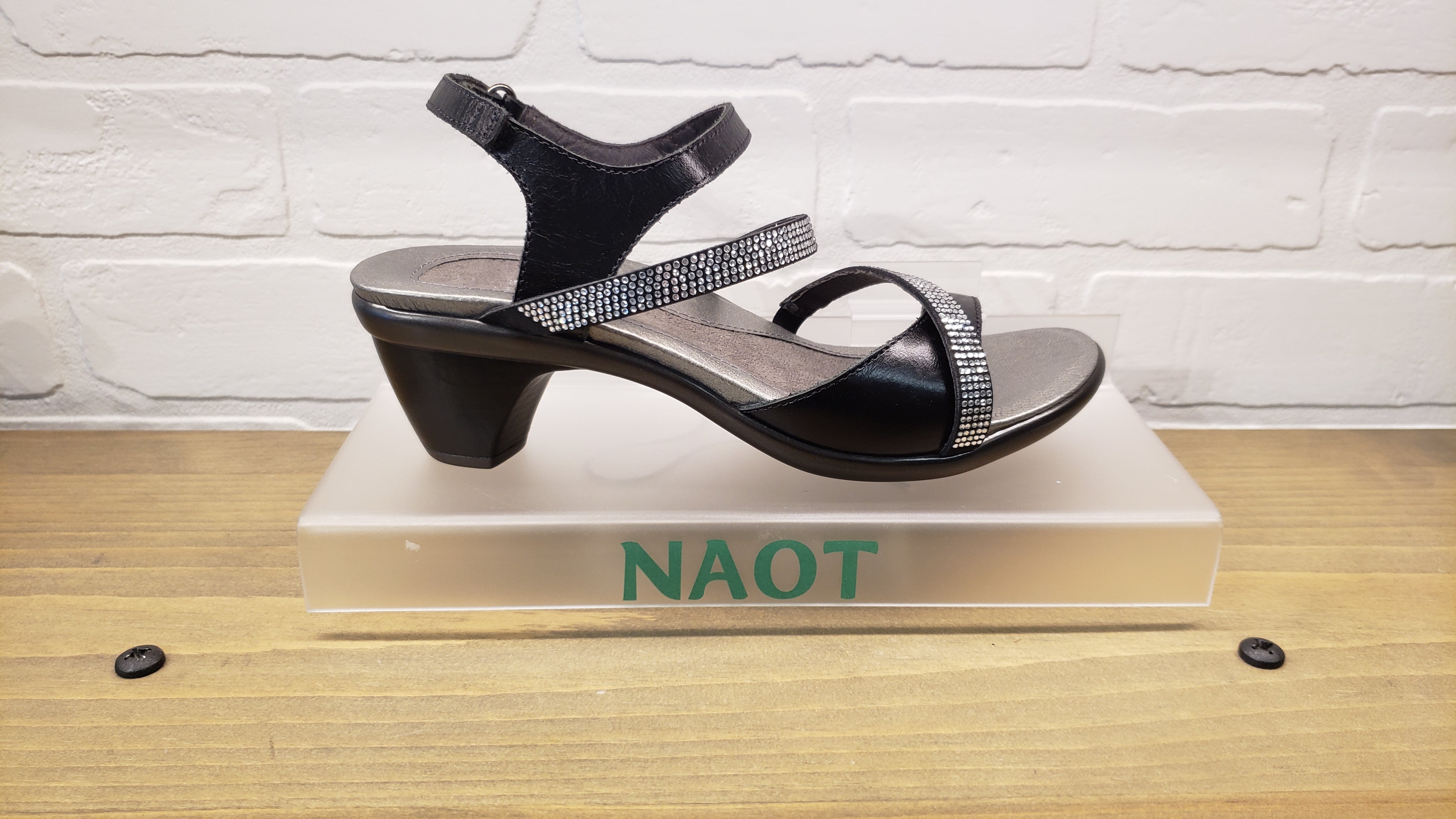 Naot Innovate - New Black